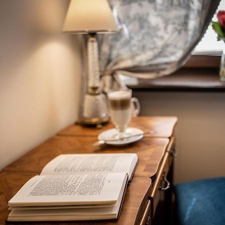 فندق غروديك كراكوفيا المظهر الخارجي الصورة A book on a table