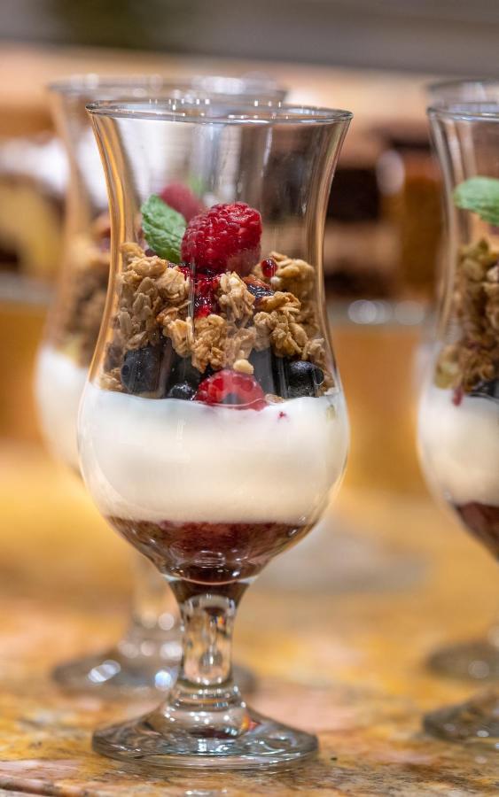 فندق غروديك كراكوفيا المظهر الخارجي الصورة A parfait with granola and fruit