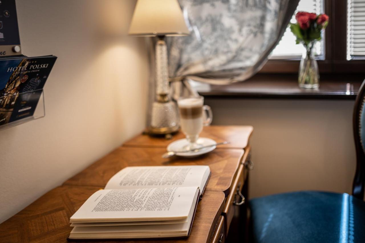 فندق غروديك كراكوفيا المظهر الخارجي الصورة A book on a table