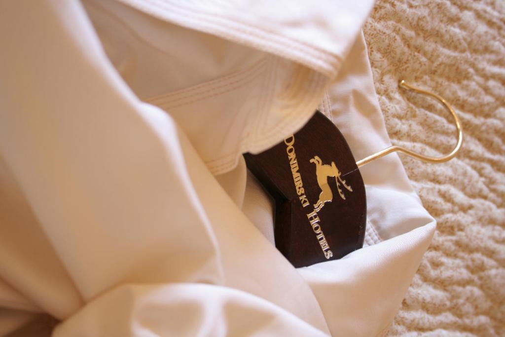 فندق غروديك كراكوفيا المظهر الخارجي الصورة A shirt on a hanger