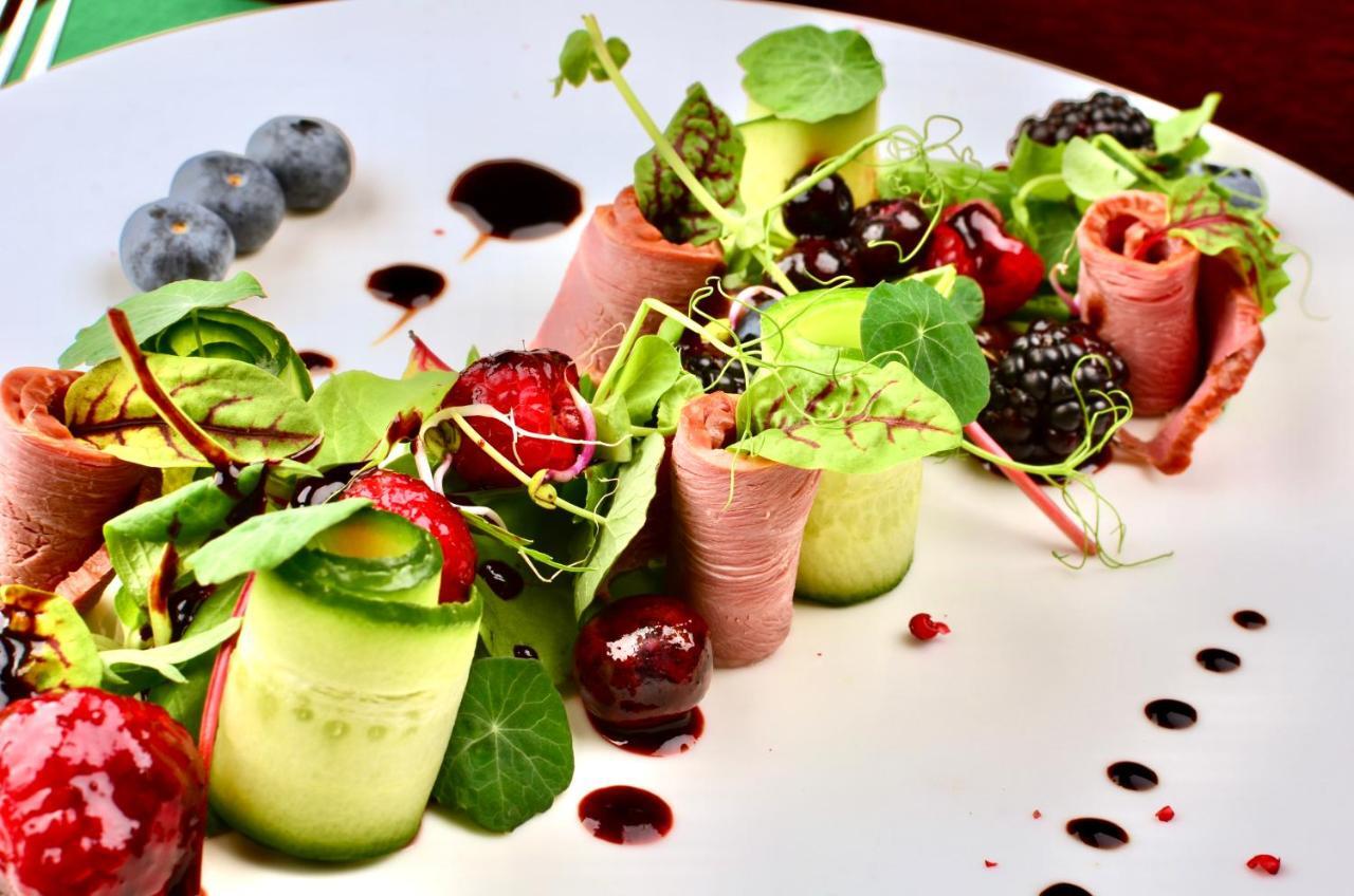 فندق غروديك كراكوفيا المظهر الخارجي الصورة A salad with ham and berries